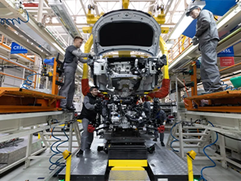 Equipe em chão de fábrica automotivo durante montagem
